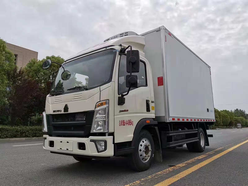 <b>重汽豪沃4米冷藏车</b>